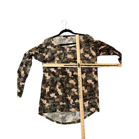 Forever 21 Shirt Studded Shoulders Long Sleeves Camo Green Womens Medium NWT - Picture 5 of 5